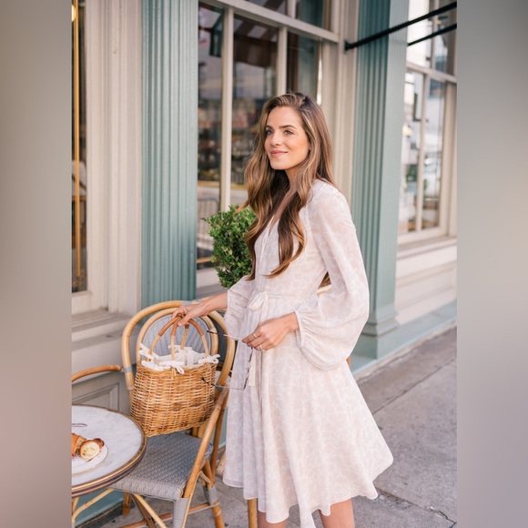 Gal Meets Glam Dresses & Skirts - EUC Gal Meets Glam Esther Elegant Cream Floral Dress